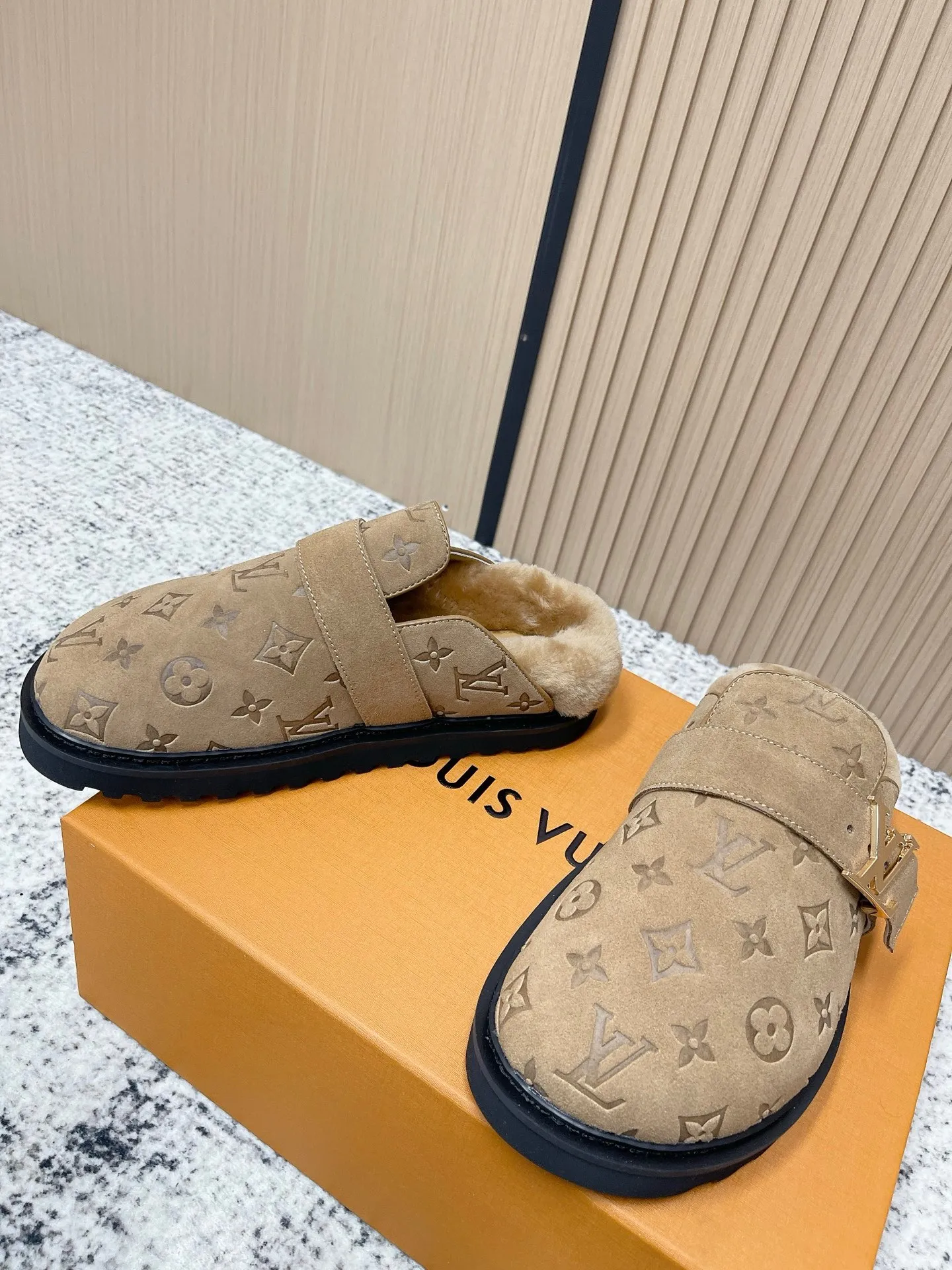 [L Home] P: 500💰 Size: 35-46 (female 40.41, male 45 46 custom-made) Top version Louis vuitton Lv top version LV couple's wool slippers New couple's Birkenstock slippers Cute and loveable, the foot feel is not too good Simple and high-end Sling-hee design Ready to wear and go Good news for lazy people Upper imported cowhide/imported old floral cloth Original hardware buckle, original molded high-density foam outsole Fabric: Yangjing/classic jacquard fabric Lining: imported wool lining Sole: original foam combination sole
